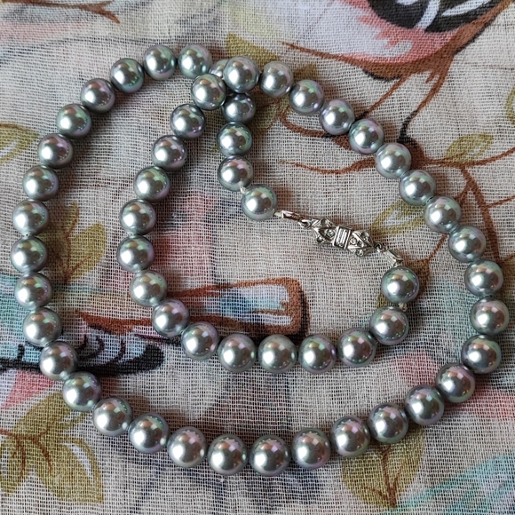Glass Gray Grey Faux Pearls Necklace Vintage Clasp EUC - Picture 3 of 6
